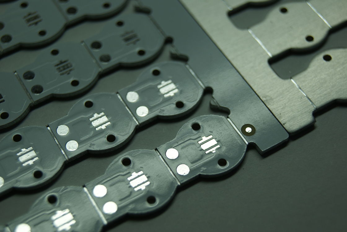 PCB المعدنية ذات التوصيل الحراري العالي مع الشاشة الحريرية البيضاء وجسر الشاشة الحريرية للسيطرة الحرارية