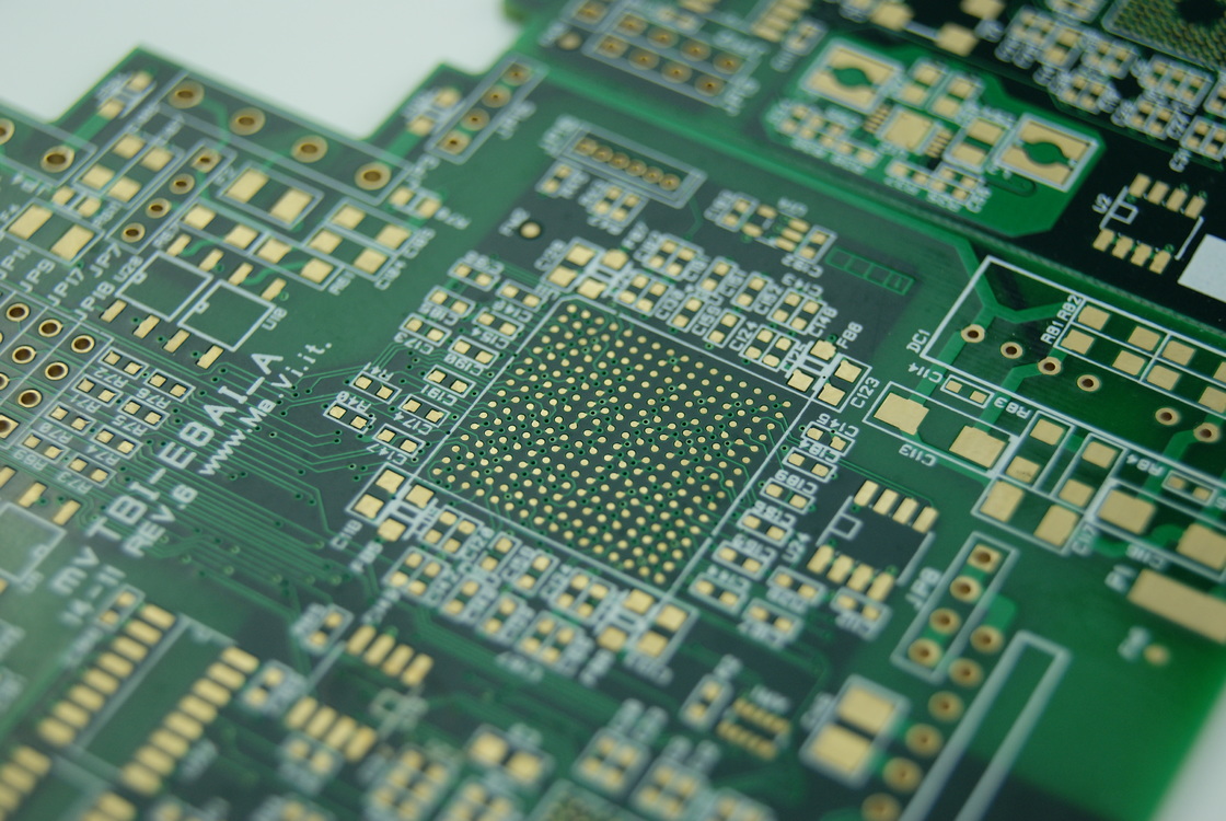 لوحة PCB متعددة الطبقات بسماكة 1.6 مم وتقنية التركيب السطحي وقناع لحام أخضر لأداء فائق